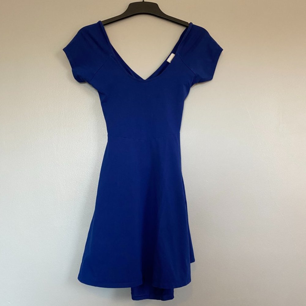 EUC blue fit & flare Pink crass back dress size small